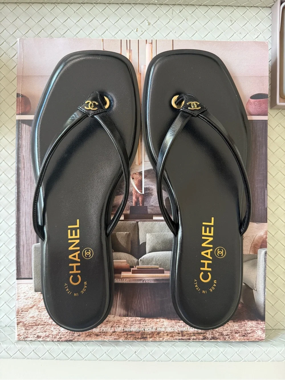 Chanel 2026 MÉTIERS D’ART Black Leather Gold CC Logo Flip Flop Slides Thong 40